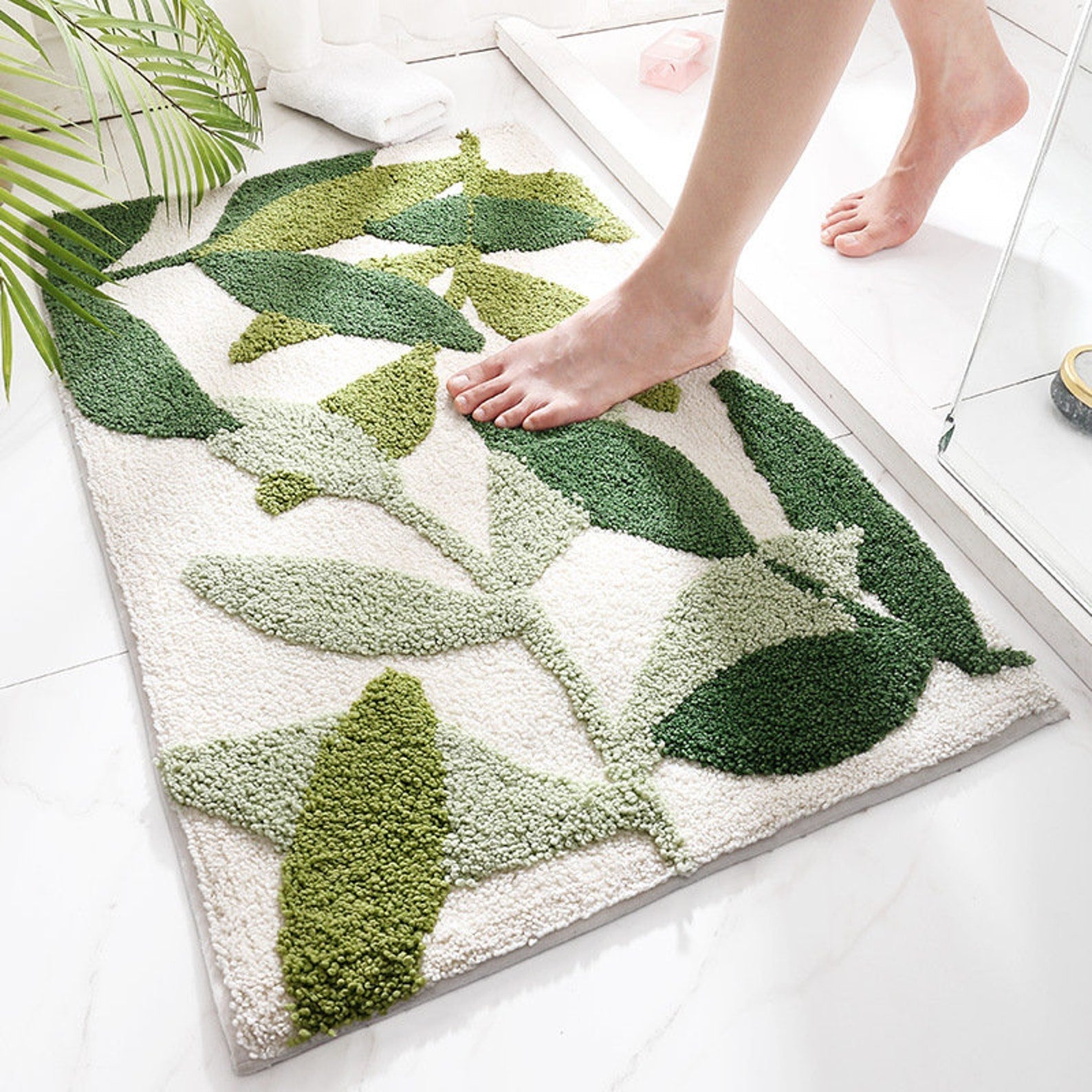Green Leaves Bath Mat - Ultra-Soft Absorbent Fluffy Bathroom Rug | Non-Slip Washable Botanical Bath Rug